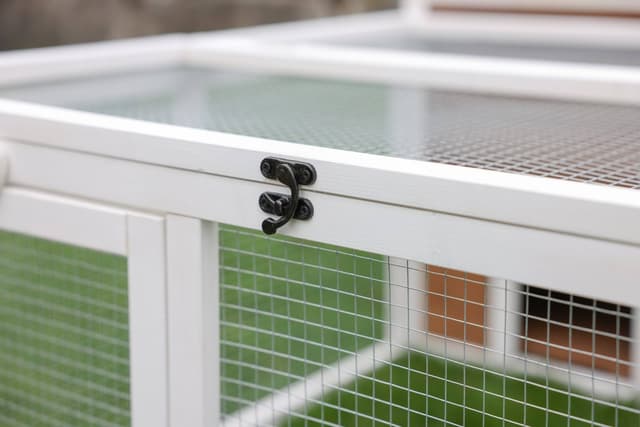 Kojec zewnętrzny z domkiem 132x102x59 cm, Kerbl