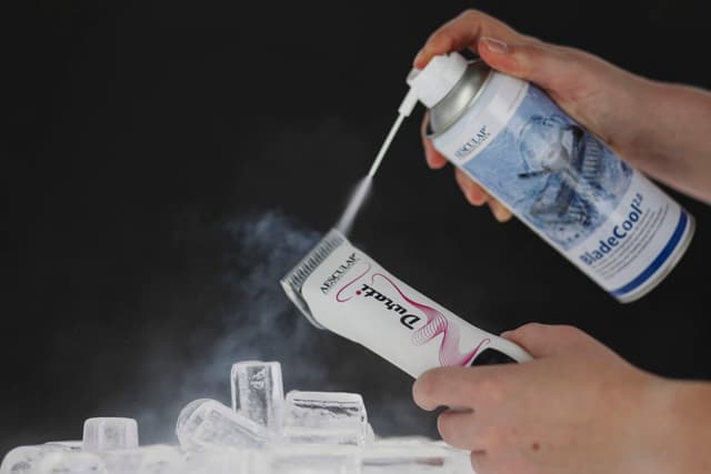 Spray 3 w 1 BladeCool 2.0 do maszynek - czyści, chłodzi, naoliwia 400 ml