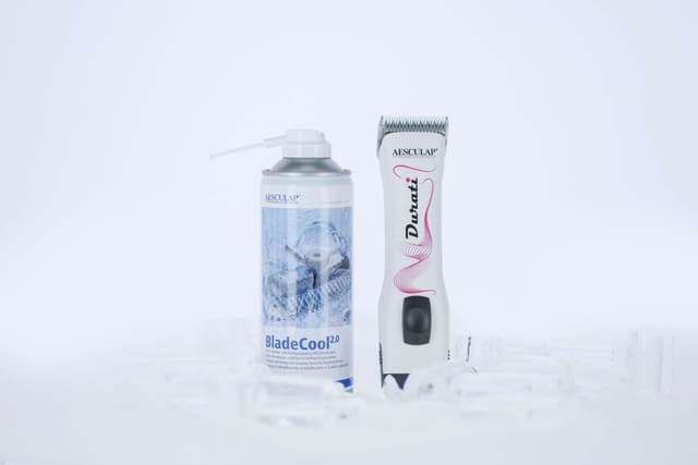 Spray 3 w 1 BladeCool 2.0 do maszynek - czyści, chłodzi, naoliwia 400 ml