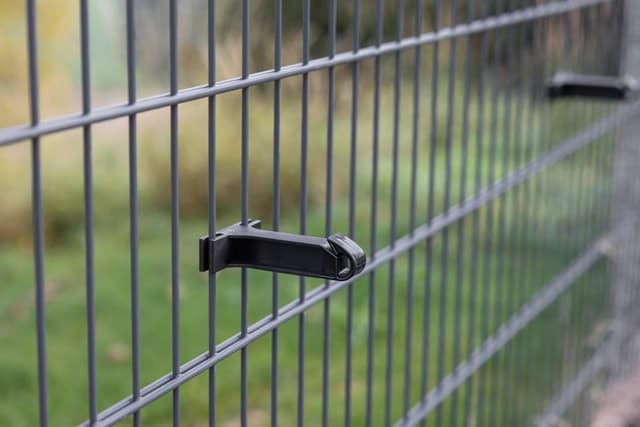 Izolator do plecionek i drutu na ogrodzenia panelowe AKO 10 szt