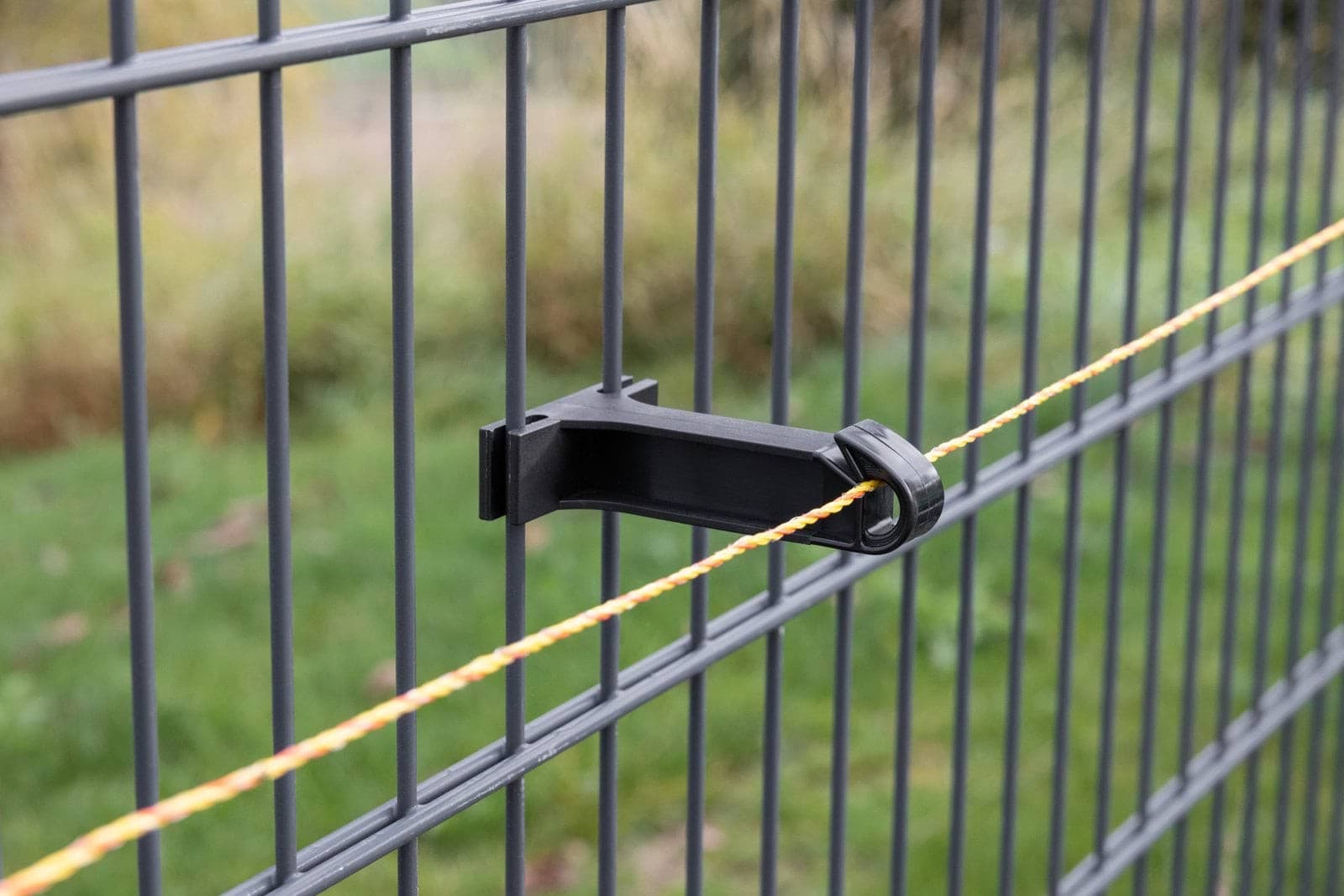 Izolator do plecionek i drutu na ogrodzenia panelowe AKO 10 szt