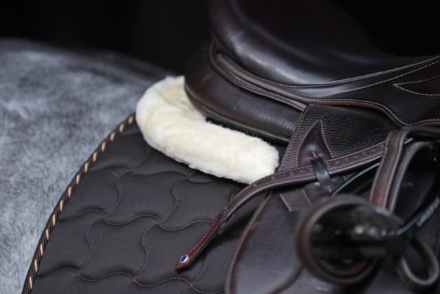 Podkładka pod siodło Pony czarna ze sztucznym futrem Covalliero