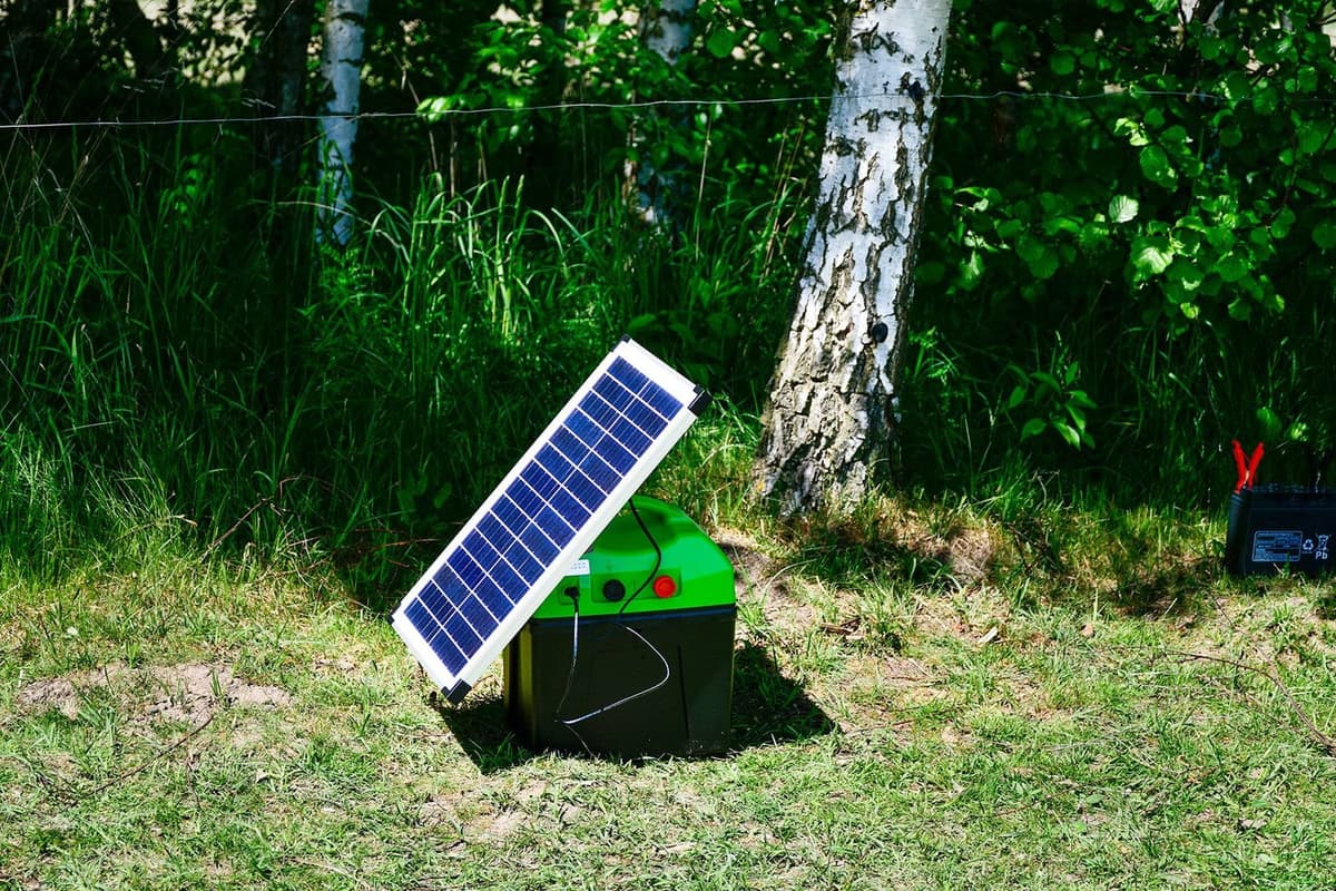 Elektryzator TITAN A 8000 z Panelem Słonecznym 25W, Kerbl