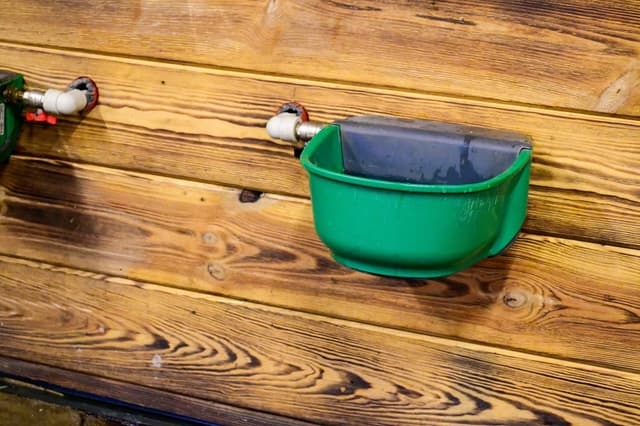 Poidło podgrzewane z zaworem pływakowym SH30, 24 V/73 W, z dodatkowym kablem grzewczym, Kerbl