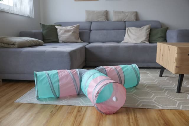 Trójkątny tunel dla kota turkusowy/różowy/szary 25x80x50 cm Kerbl